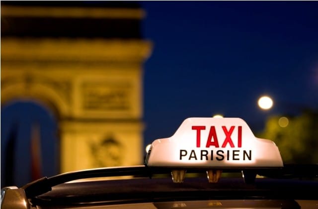 bambini in taxi a parigi